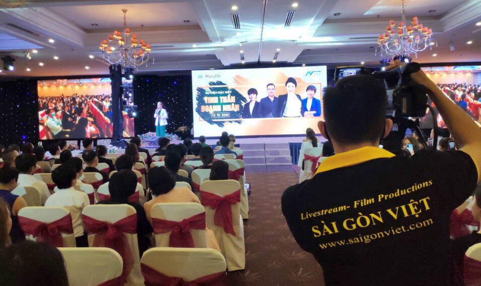 gia-dich-vu-livestream-bang-gia-thue-nguoi-livestream